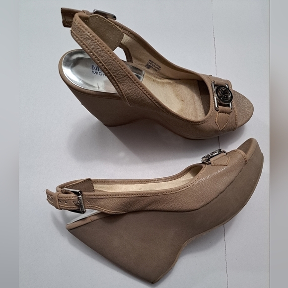 Michael Kors Charm Wedge Open Toe Sandal In Cement   Size 8.5 - Picture 1 of 13